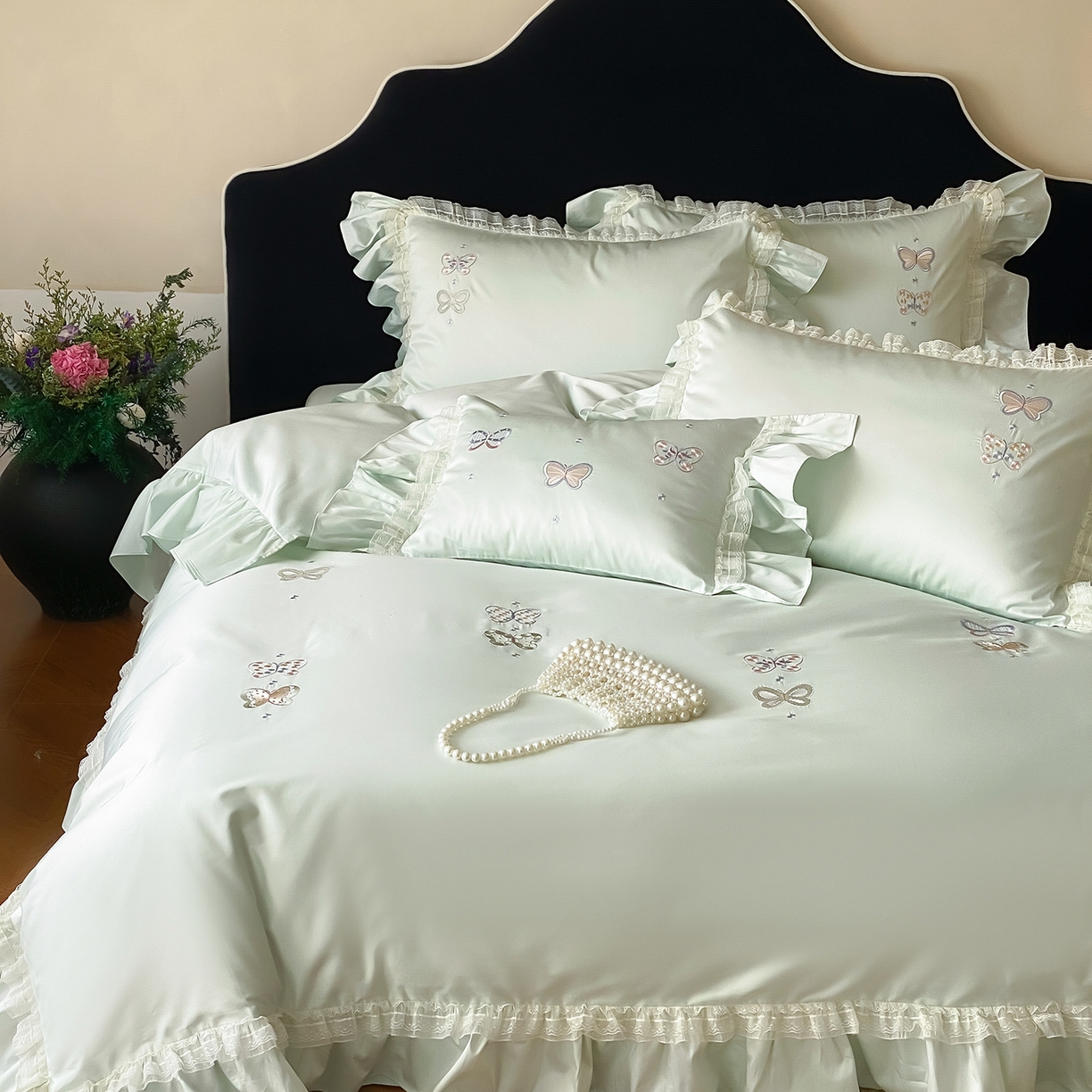 91家纺网 家纺一手货源 找家纺 （总）FORTWO家纺原创设计（FOR TWO家纺） 2026新款50支长绒棉轻法式绣花蕾丝花边款四件套-月光蝶舞