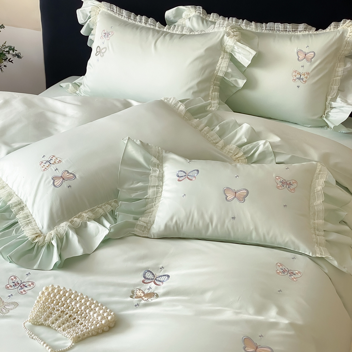 91家纺网 家纺一手货源 找家纺 （总）FORTWO家纺原创设计（FOR TWO家纺） 2026新款50支长绒棉轻法式绣花蕾丝花边款四件套-月光蝶舞