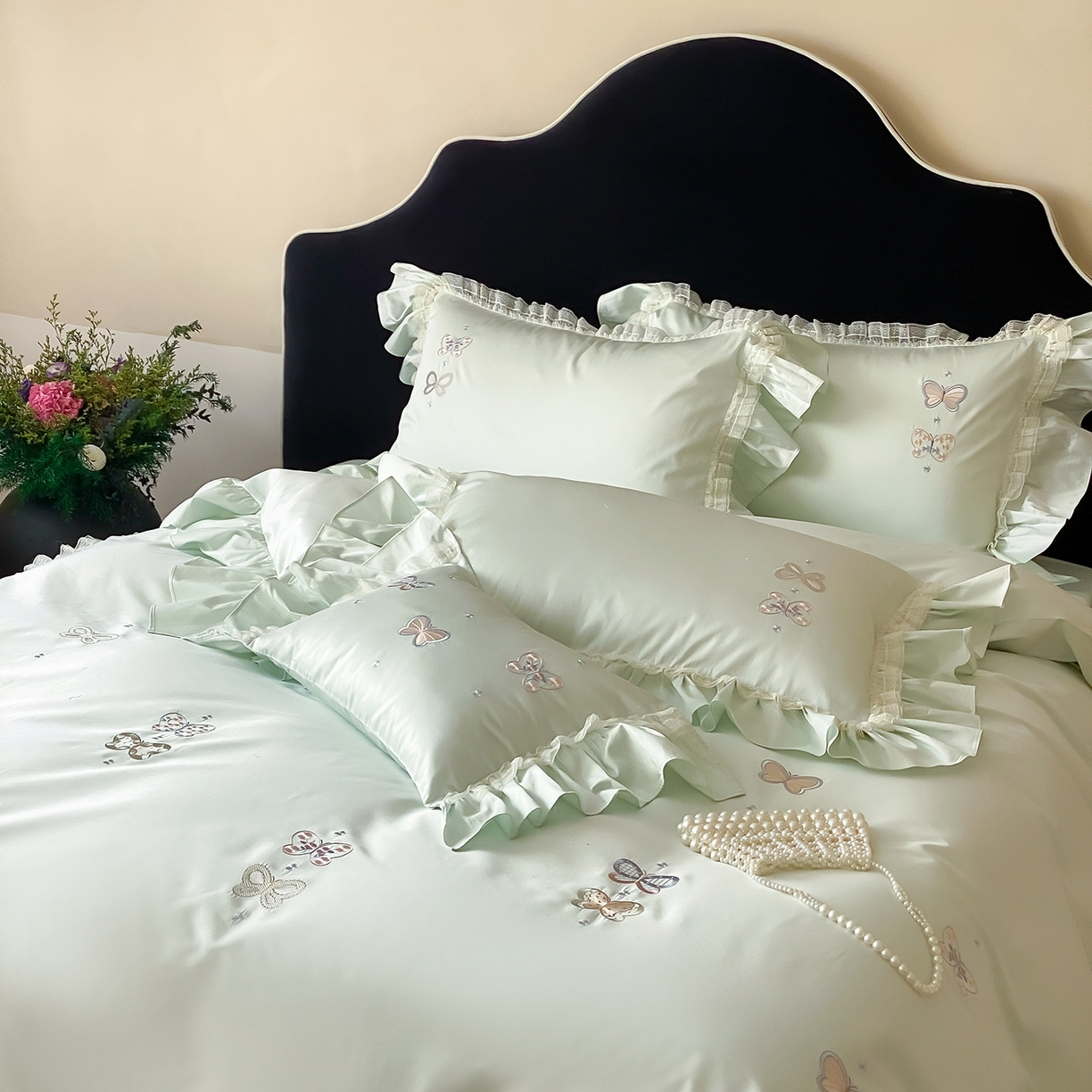 91家纺网 家纺一手货源 找家纺 （总）FORTWO家纺原创设计（FOR TWO家纺） 2026新款50支长绒棉轻法式绣花蕾丝花边款四件套-月光蝶舞