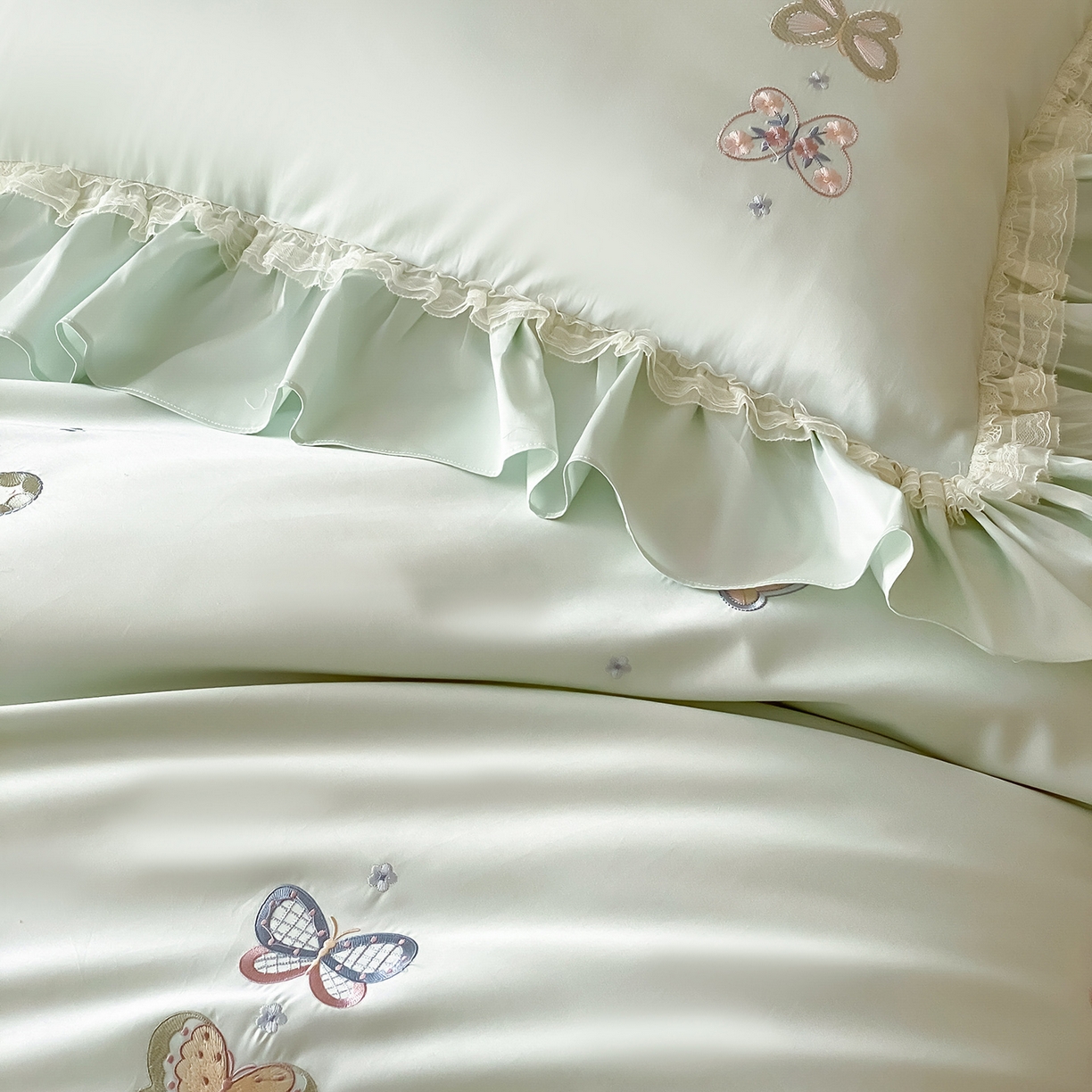 91家纺网 家纺一手货源 找家纺 （总）FORTWO家纺原创设计（FOR TWO家纺） 2026新款50支长绒棉轻法式绣花蕾丝花边款四件套-月光蝶舞