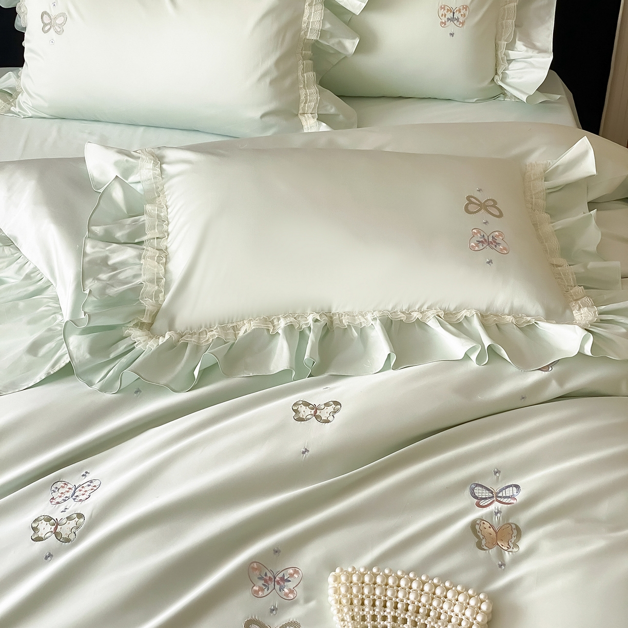 91家纺网 家纺一手货源 找家纺 （总）FORTWO家纺原创设计（FOR TWO家纺） 2026新款50支长绒棉轻法式绣花蕾丝花边款四件套-月光蝶舞