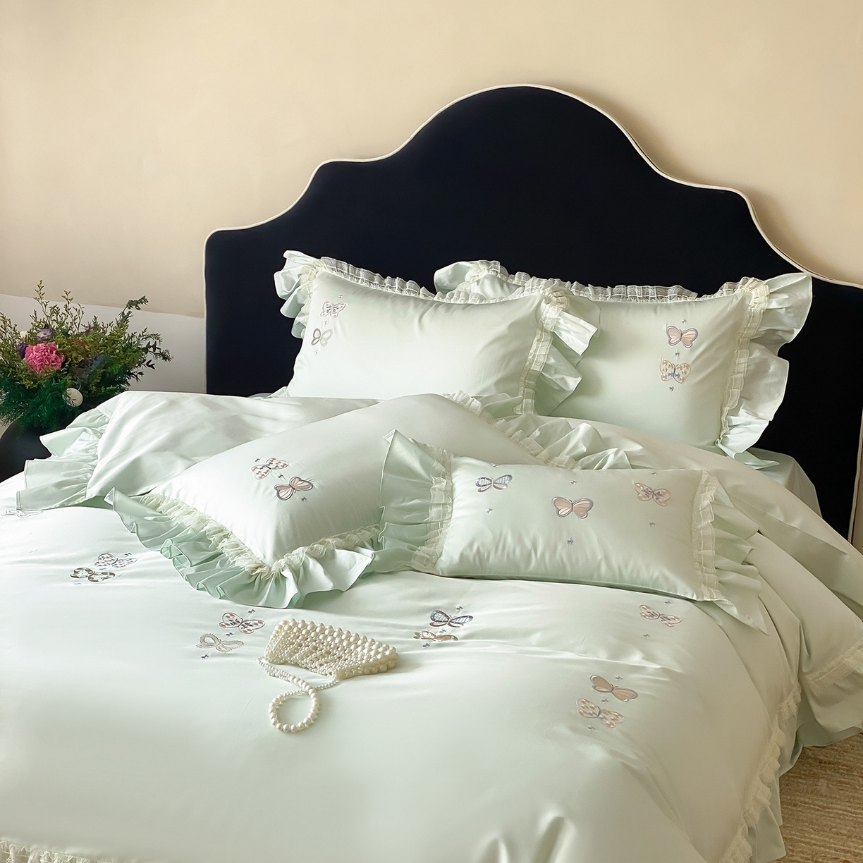 91家纺网 家纺一手货源 找家纺 （总）FORTWO家纺原创设计（FOR TWO家纺） 2026新款50支长绒棉轻法式绣花蕾丝花边款四件套-月光蝶舞