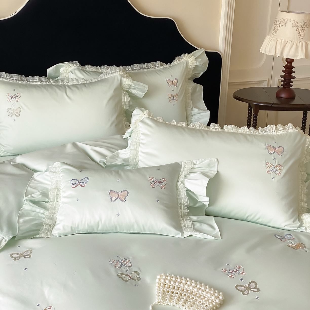 91家纺网 家纺一手货源 找家纺 （总）FORTWO家纺原创设计（FOR TWO家纺） 2026新款50支长绒棉轻法式绣花蕾丝花边款四件套-月光蝶舞