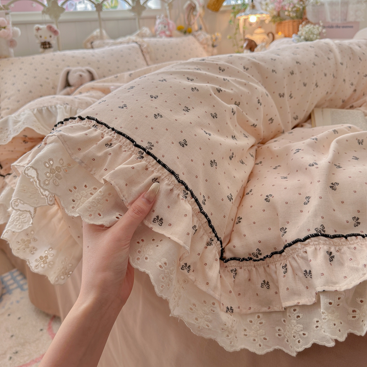 91家纺网 家纺一手货源 找家纺 锦彩家居 2026新款A类全棉纯棉韩式花边款小清新双层纱四件套-半糖主义系列 （提供买家秀） 焦糖摩卡