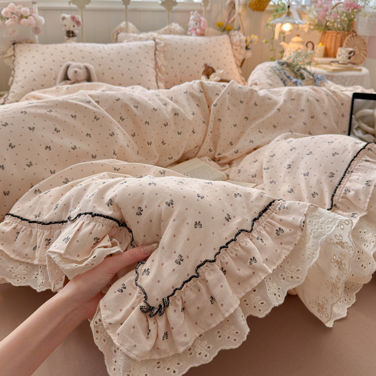 91家纺网 家纺一手货源 找家纺 锦彩家居 2026新款A类全棉纯棉韩式花边款小清新双层纱四件套-半糖主义系列 （提供买家秀） 焦糖摩卡