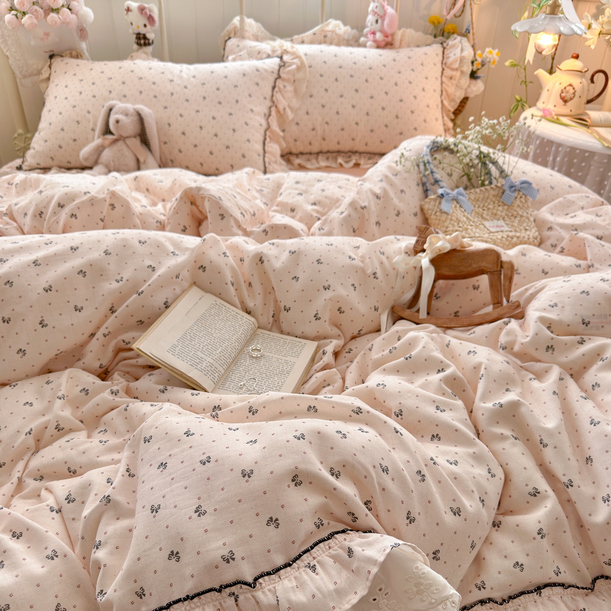 91家纺网 家纺一手货源 找家纺 锦彩家居 2026新款A类全棉纯棉韩式花边款小清新双层纱四件套-半糖主义系列 （提供买家秀） 焦糖摩卡