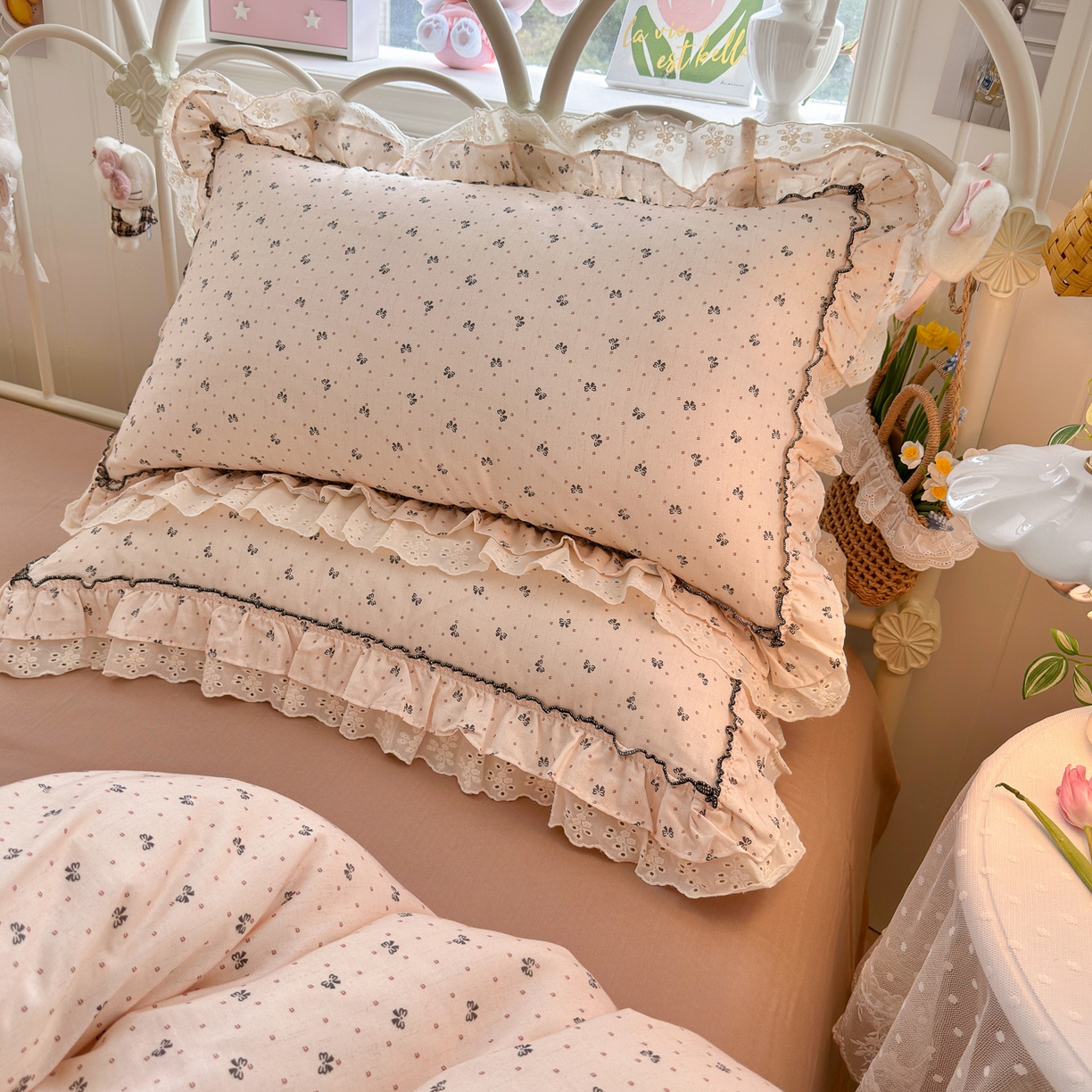 91家纺网 家纺一手货源 找家纺 锦彩家居 2026新款A类全棉纯棉韩式花边款小清新双层纱四件套-半糖主义系列 （提供买家秀） 焦糖摩卡