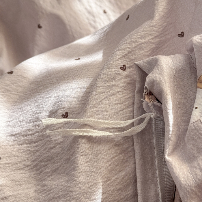 91家纺网 家纺一手货源 找家纺 丽美人家纺 2026新款A类皱皱纱双层印花四件套 爱心小狗