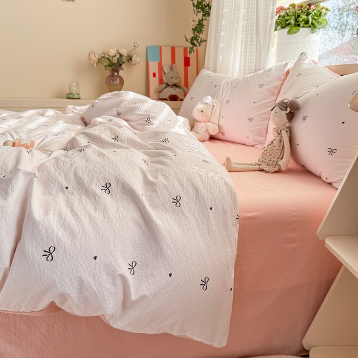 91家纺网 家纺一手货源 找家纺 丽美人家纺 2026新款A类皱皱纱双层印花四件套 粉色蝴蝶结