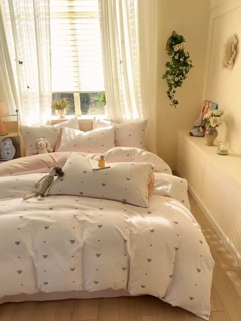 91家纺网 家纺一手货源 找家纺 丽美人家纺 2026新款A类皱皱纱双层印花四件套 粉色蝴蝶结