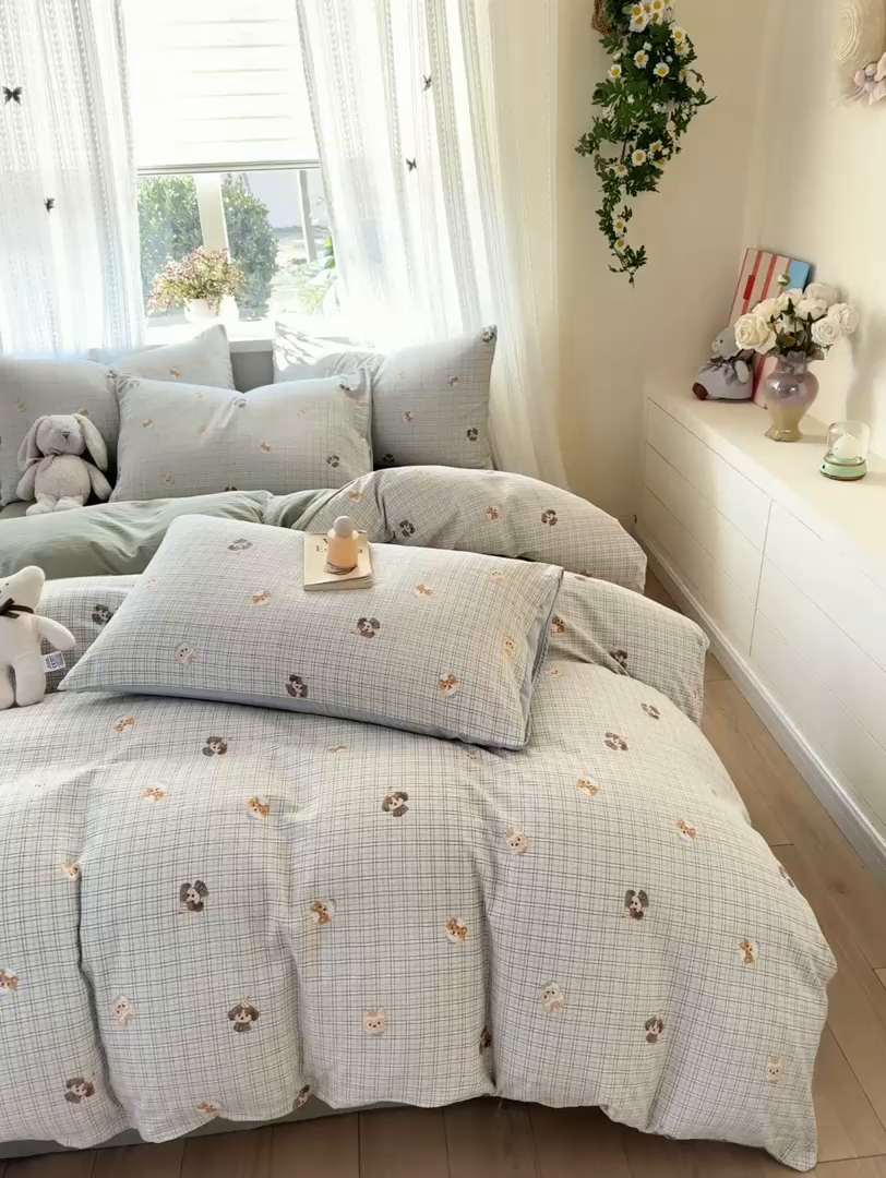 91家纺网 家纺一手货源 找家纺 丽美人家纺 2026新款A类皱皱纱双层印花四件套 格仔萌宠