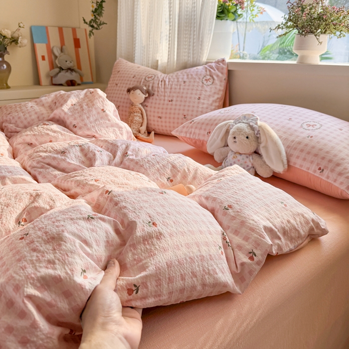 91家纺网 家纺一手货源 找家纺 丽美人家纺 2026新款A类皱皱纱双层印花四件套 格子蝴蝶结