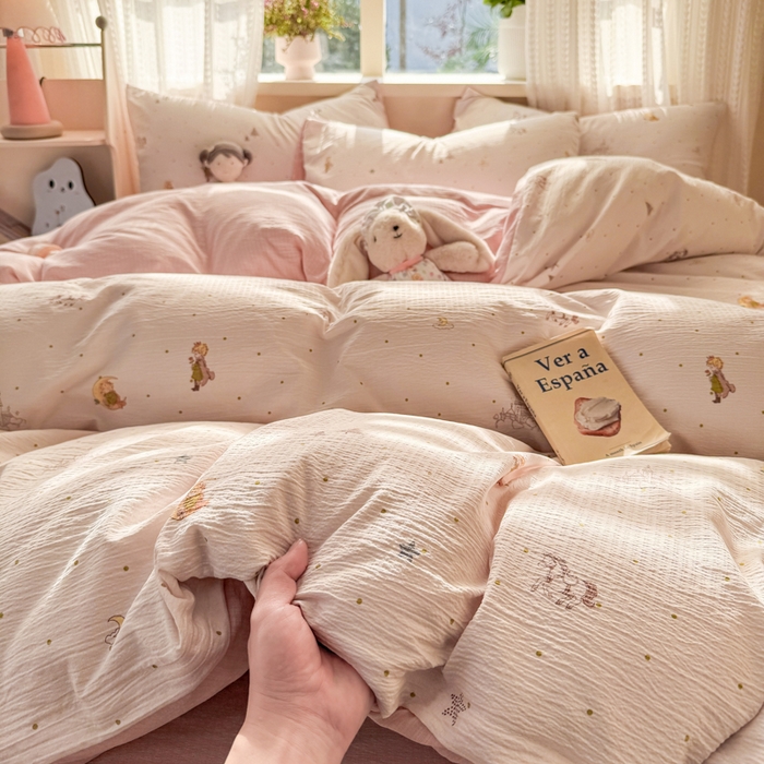 91家纺网 家纺一手货源 找家纺 丽美人家纺 2026新款A类皱皱纱双层印花四件套 月境骑踪