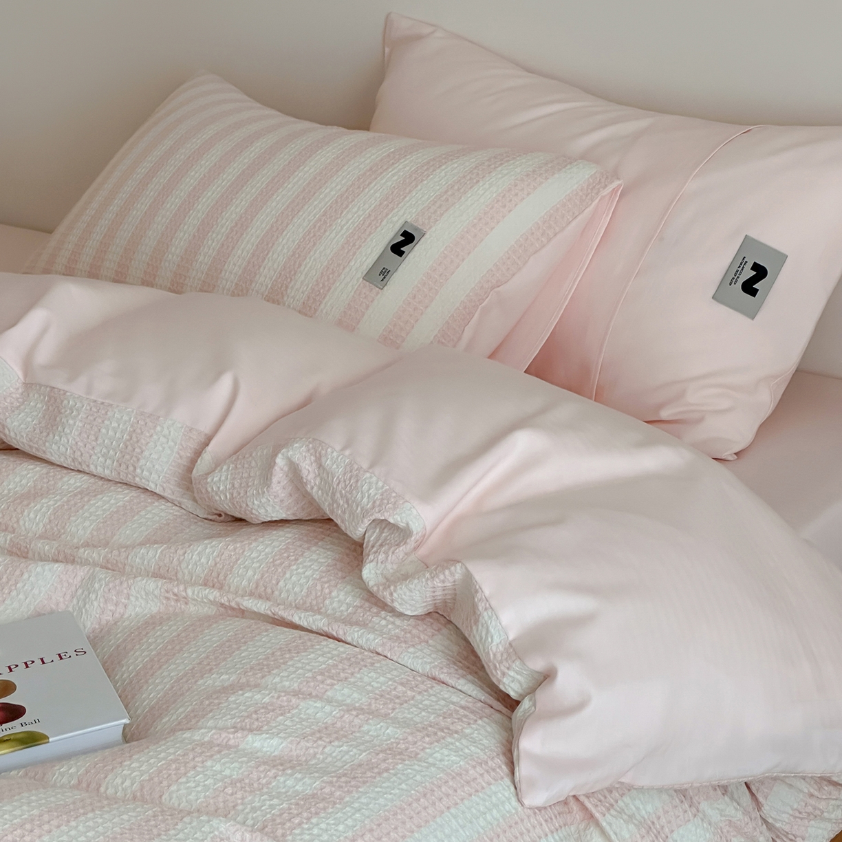 91家纺网 家纺一手货源 找家纺 静家居-简约原创家纺 2026新款ins小清晰简约全棉纯棉华夫格提花四件套-芝士系列 芝士-樱桃粉