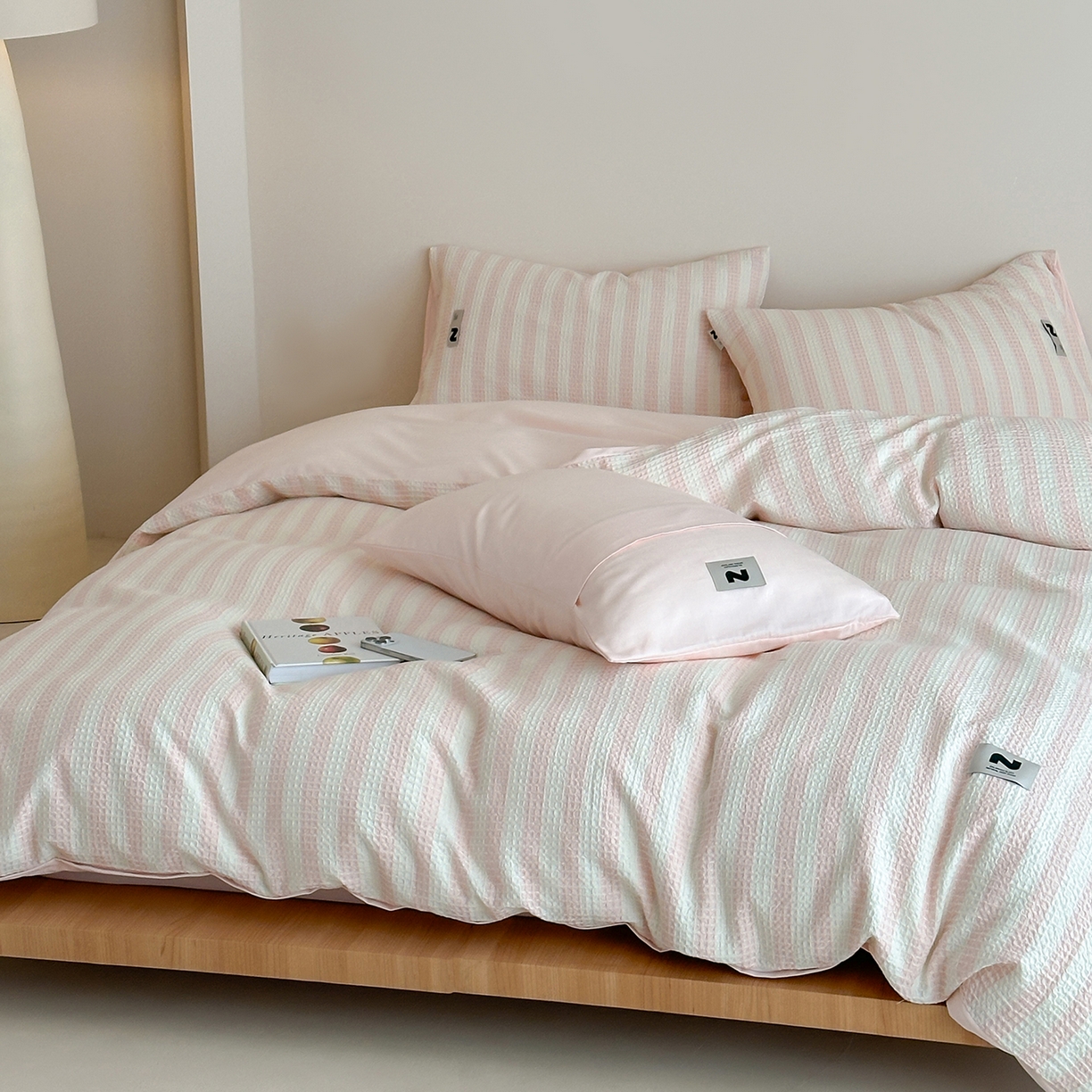 91家纺网 家纺一手货源 找家纺 静家居-简约原创家纺 2026新款ins小清晰简约全棉纯棉华夫格提花四件套-芝士系列 芝士-樱桃粉