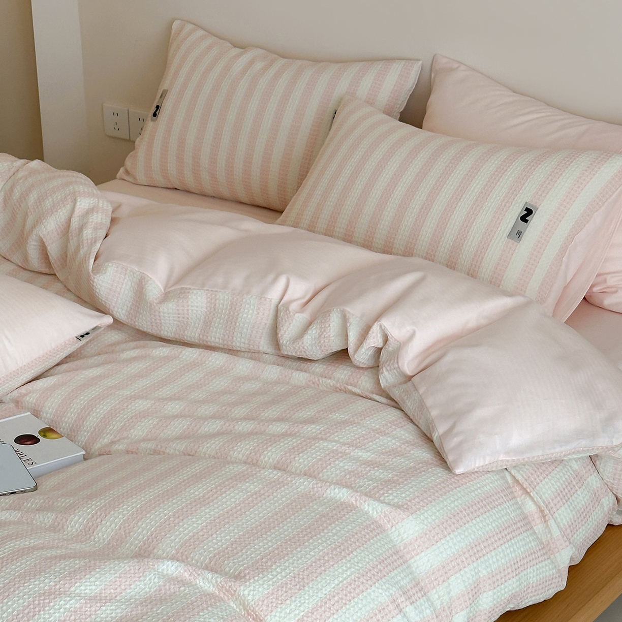 91家纺网 家纺一手货源 找家纺 静家居-简约原创家纺 2026新款ins小清晰简约全棉纯棉华夫格提花四件套-芝士系列 芝士-樱桃粉