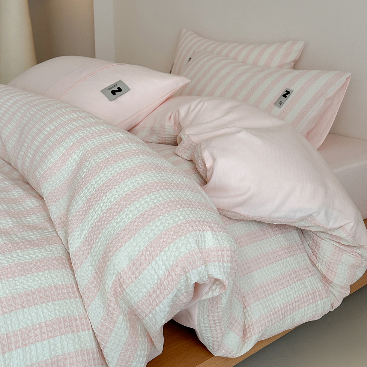 91家纺网 家纺一手货源 找家纺 静家居-简约原创家纺 2026新款ins小清晰简约全棉纯棉华夫格提花四件套-芝士系列 芝士-樱桃粉