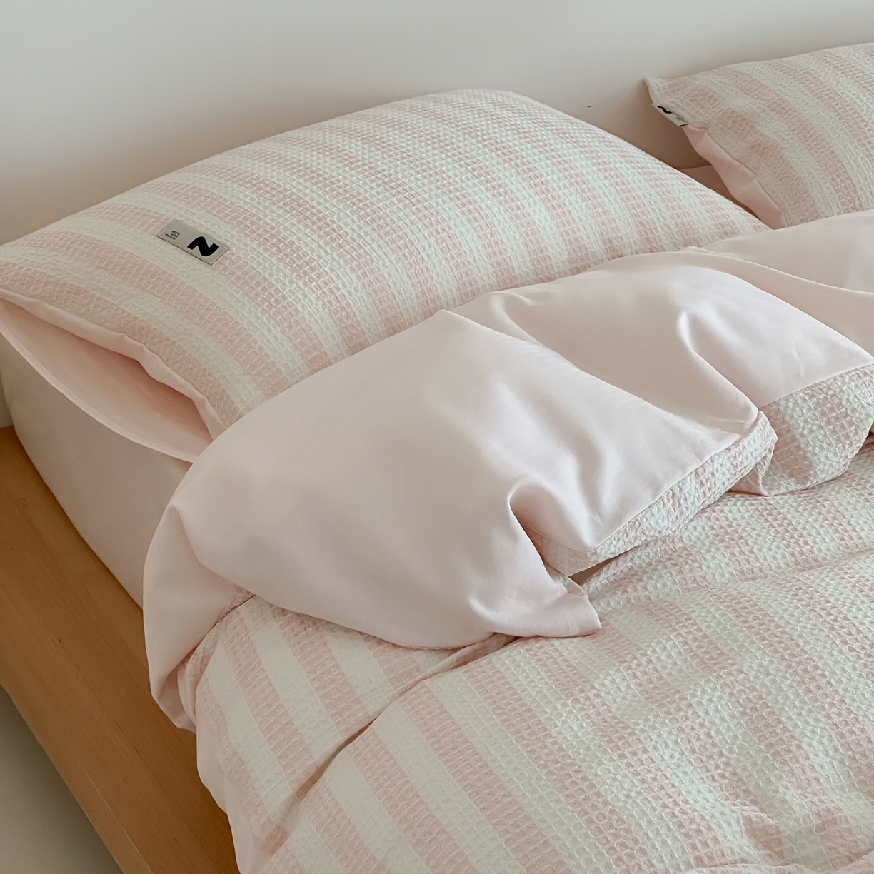 91家纺网 家纺一手货源 找家纺 静家居-简约原创家纺 2026新款ins小清晰简约全棉纯棉华夫格提花四件套-芝士系列 芝士-樱桃粉