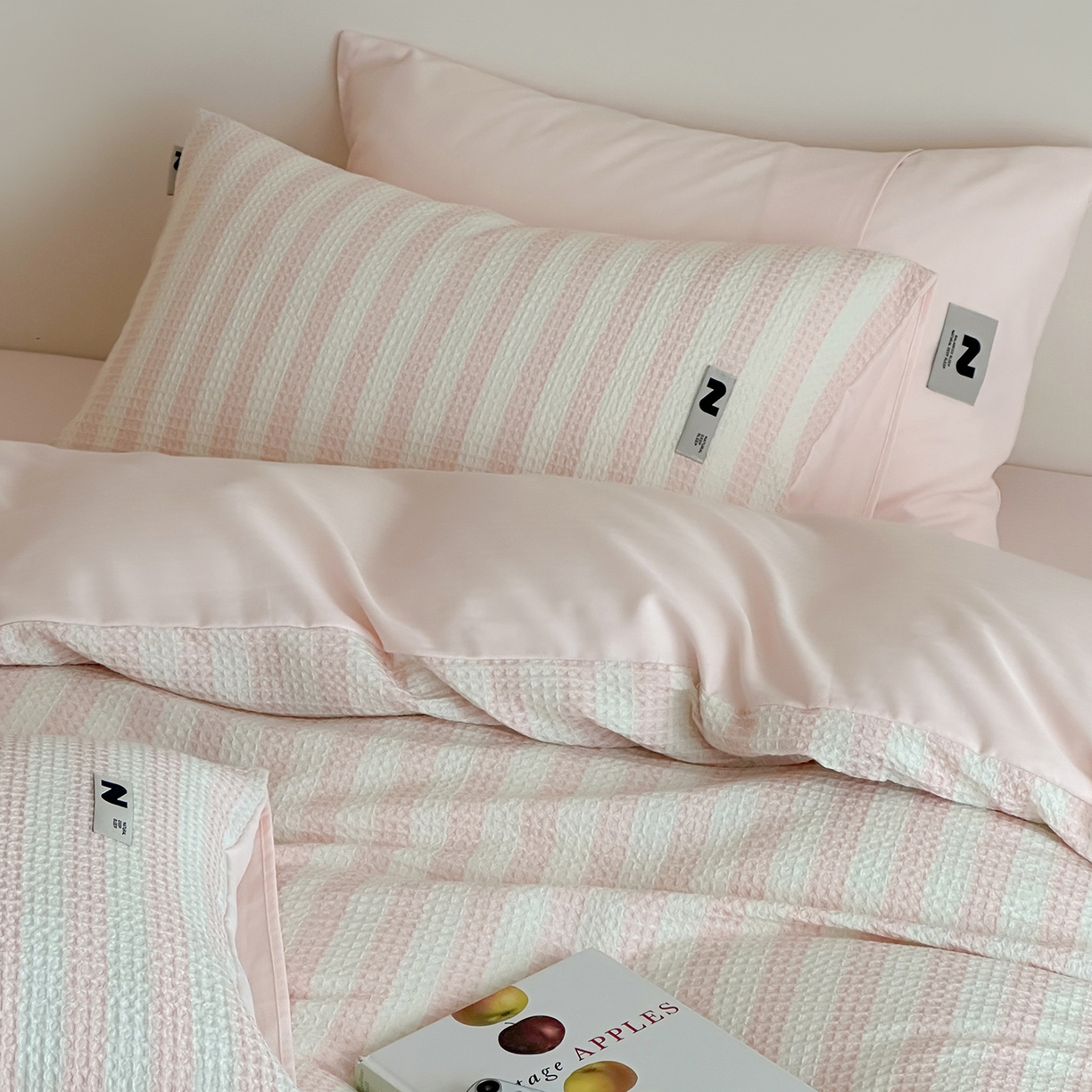 91家纺网 家纺一手货源 找家纺 静家居-简约原创家纺 2026新款ins小清晰简约全棉纯棉华夫格提花四件套-芝士系列 芝士-樱桃粉