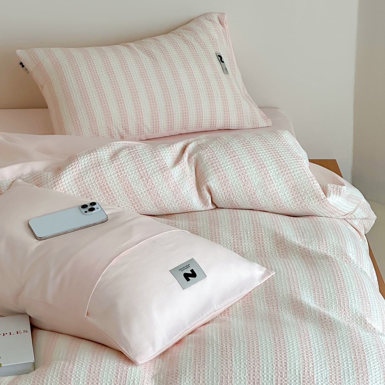 91家纺网 家纺一手货源 找家纺 静家居-简约原创家纺 2026新款ins小清晰简约全棉纯棉华夫格提花四件套-芝士系列 芝士-樱桃粉