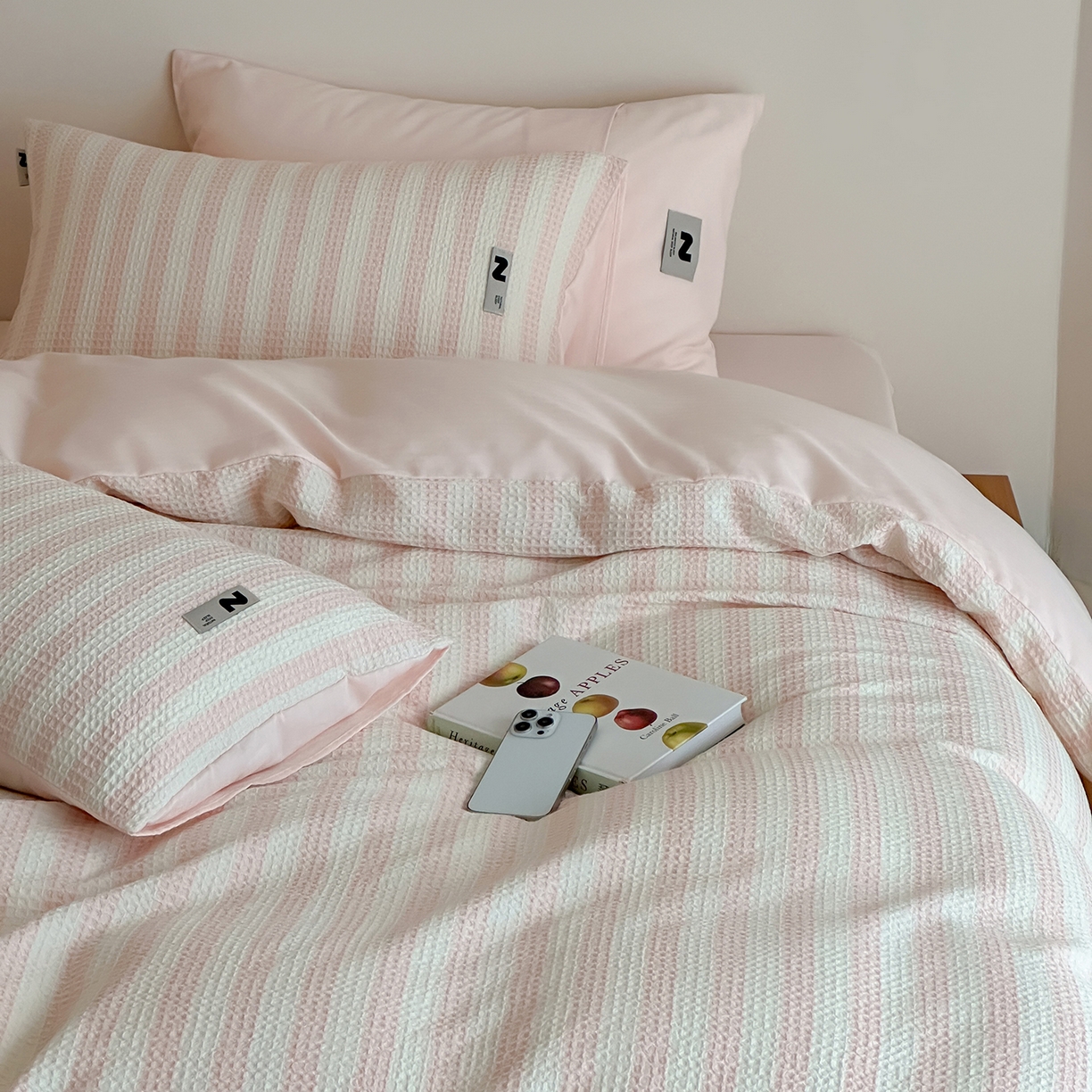 91家纺网 家纺一手货源 找家纺 静家居-简约原创家纺 2026新款ins小清晰简约全棉纯棉华夫格提花四件套-芝士系列 芝士-樱桃粉