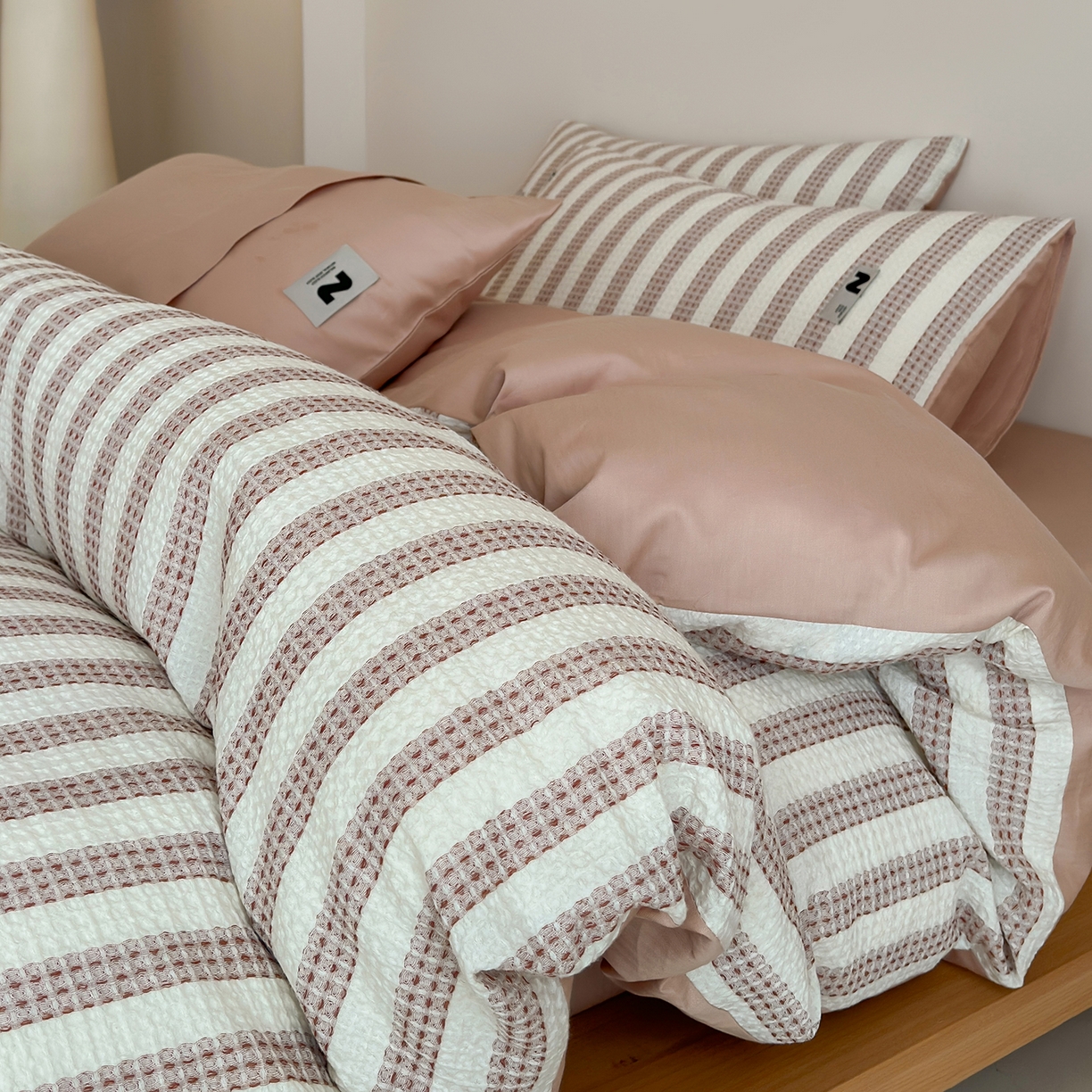 91家纺网 家纺一手货源 找家纺 静家居-简约原创家纺 2026新款ins小清晰简约全棉纯棉华夫格提花四件套-芝士系列 芝士-可可棕