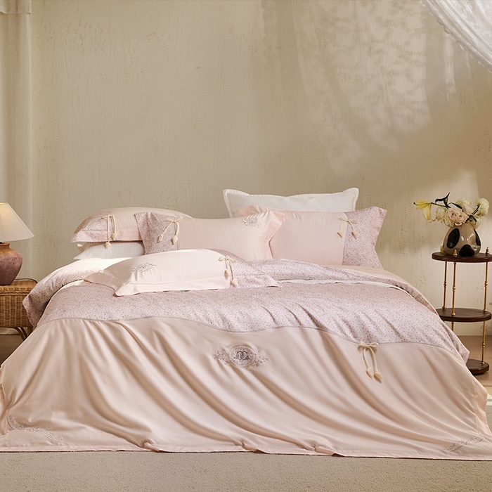 91家纺网 家纺一手货源 找家纺 诗黛尔 2026春夏新款云朵棉梦屿花田系列四件套 梦屿花田-树莓粉