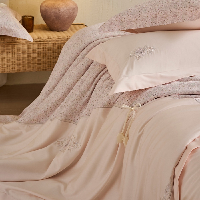 91家纺网 家纺一手货源 找家纺 诗黛尔 2026春夏新款云朵棉梦屿花田系列四件套 梦屿花田-树莓粉