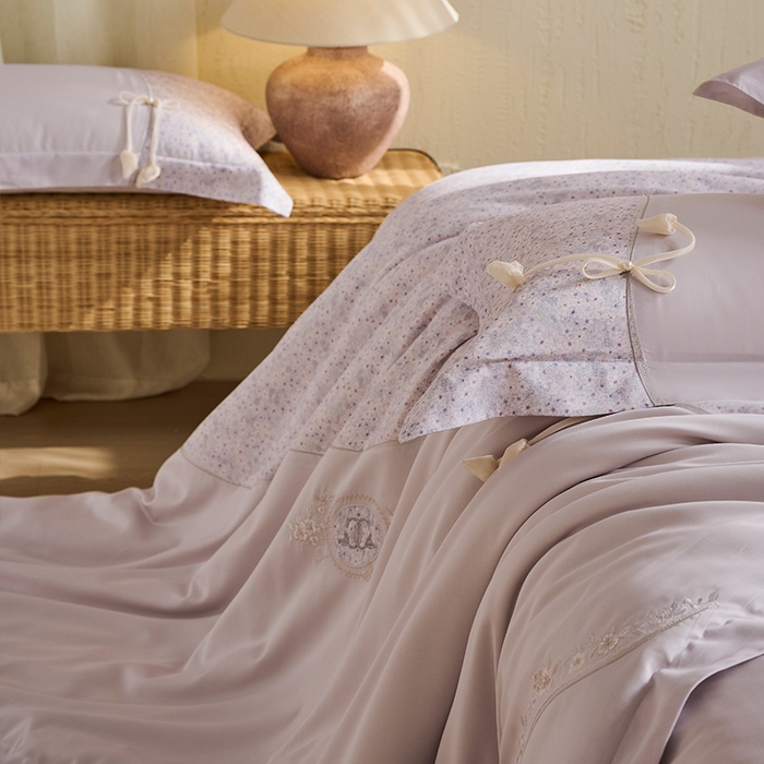 91家纺网 家纺一手货源 找家纺 诗黛尔 2026春夏新款云朵棉梦屿花田系列四件套 梦屿花田-丁香紫