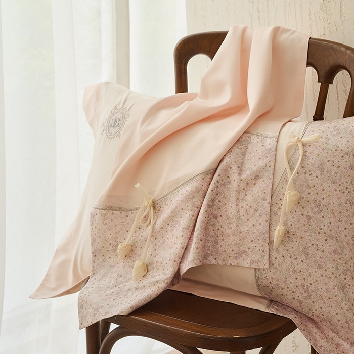 91家纺网 家纺一手货源 找家纺 诗黛尔 2026春夏新款云朵棉梦屿花田系列四件套 梦屿花田-树莓粉