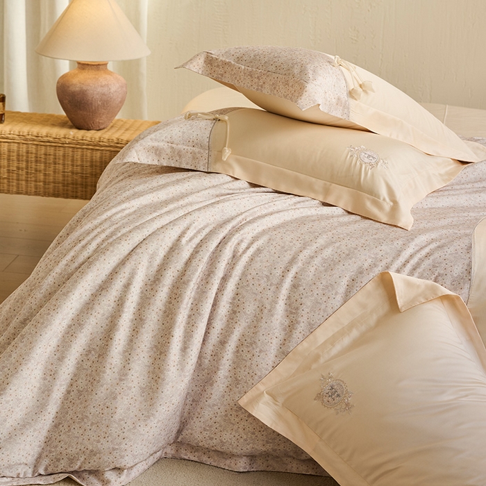 91家纺网 家纺一手货源 找家纺 诗黛尔 2026春夏新款云朵棉梦屿花田系列四件套 梦屿花田-浅米金