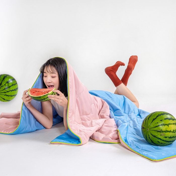 91家纺网 家纺一手货源 找家纺 爱彼家纺 2026春夏新款A类氨纶凉感丝西瓜大豆瓜瓜被夏被夏凉被空调被-系列二 瓜瓜被-西瓜粉