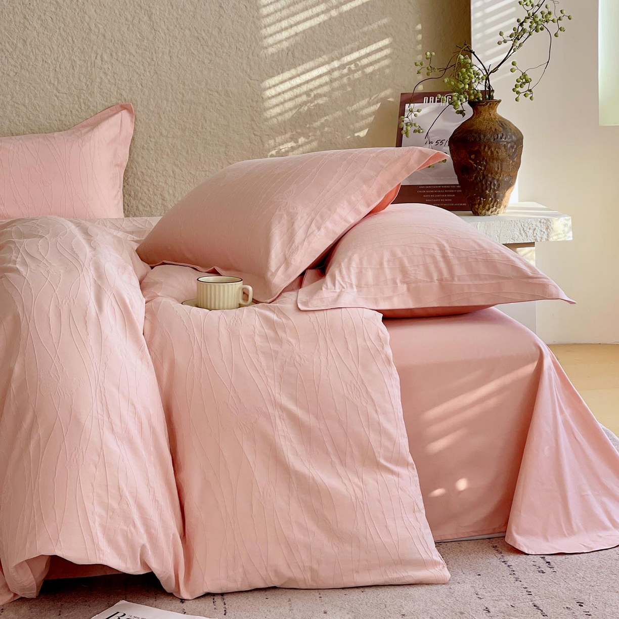 91家纺网 家纺一手货源 找家纺 帅露家纺 2026新款A类全棉纯棉亮面浮雕提花四件套 蝶梦-唯美粉