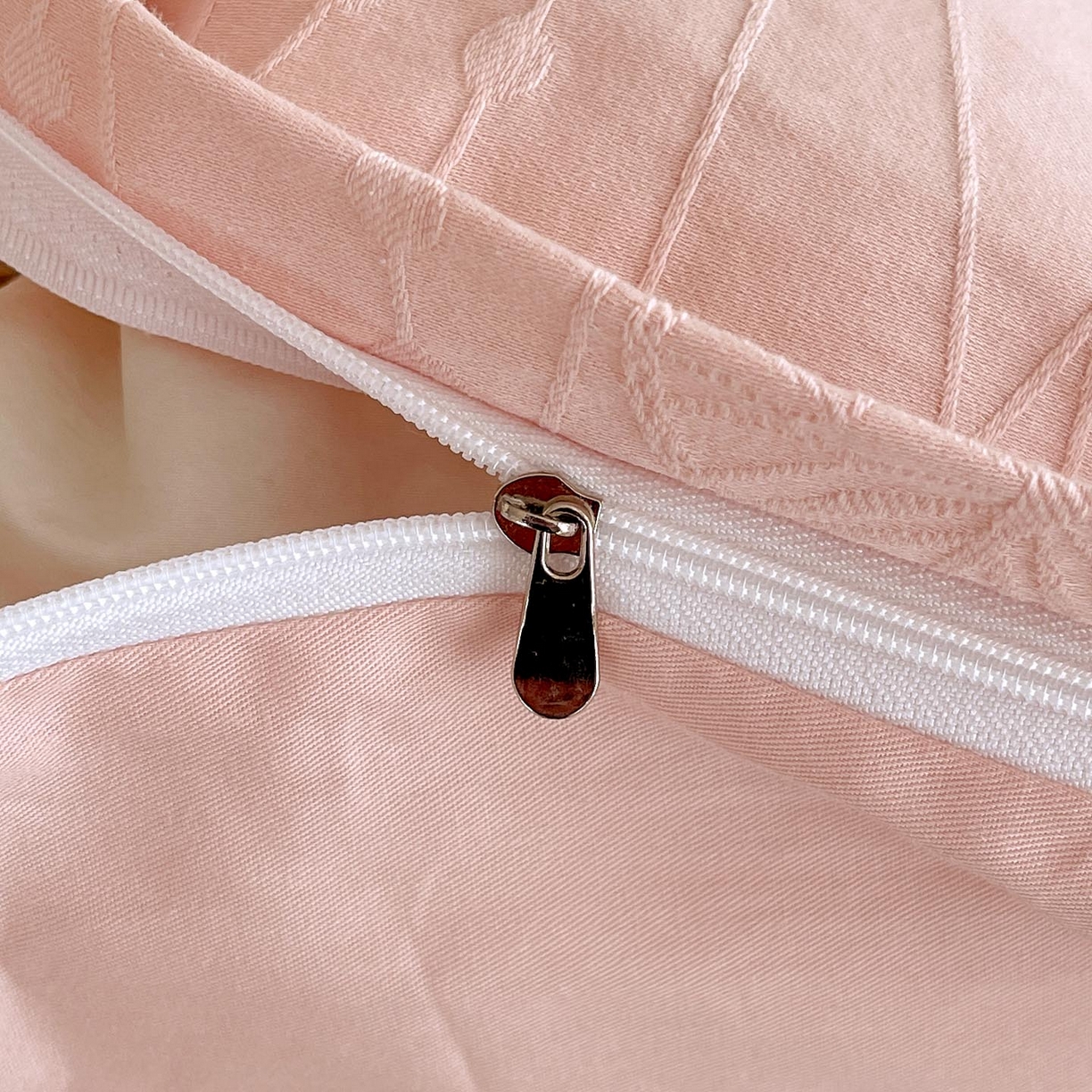 91家纺网 家纺一手货源 找家纺 帅露家纺 2026新款A类全棉纯棉亮面浮雕提花四件套 蝶梦-唯美粉