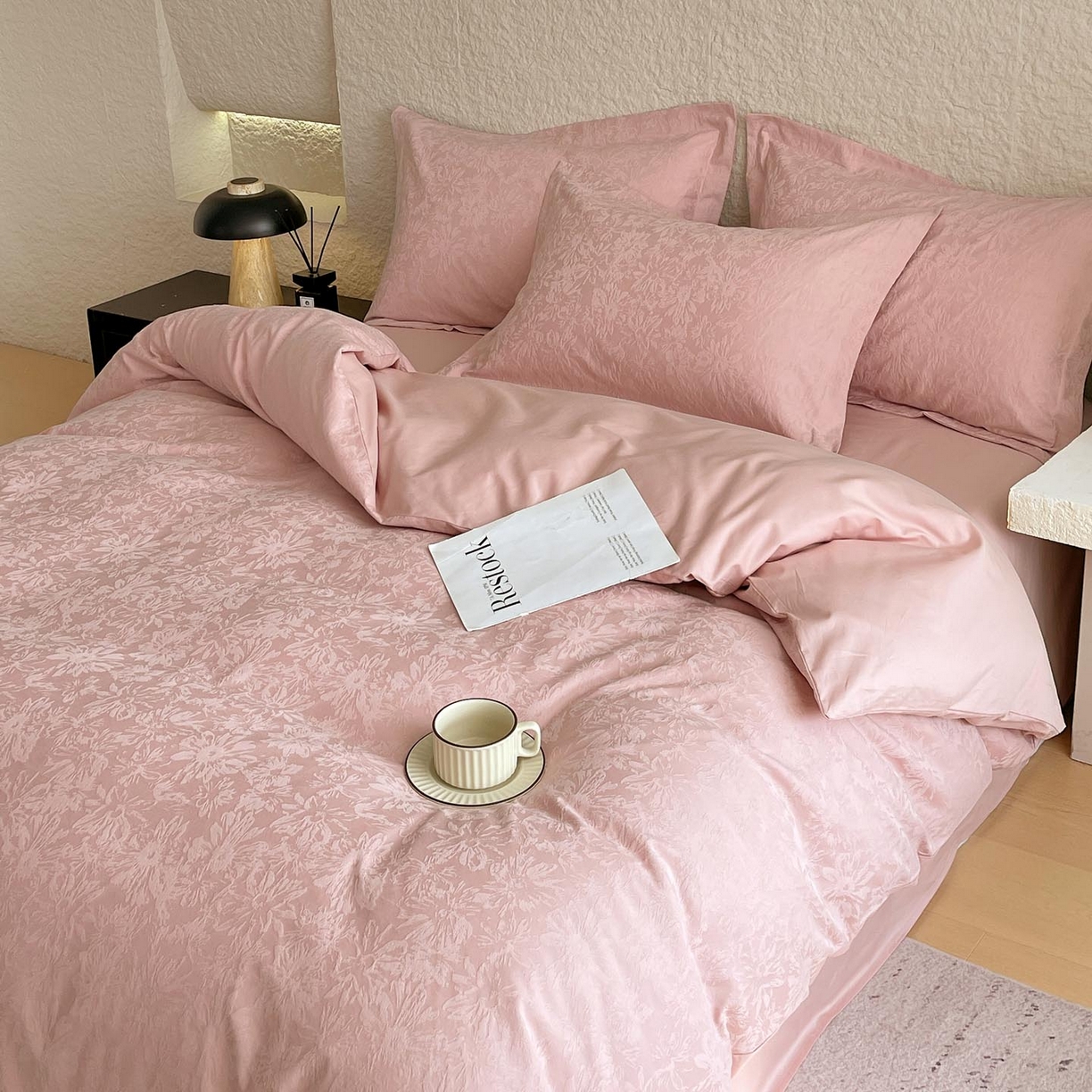 91家纺网 家纺一手货源 找家纺 帅露家纺 2026新款A类全棉纯棉亮面浮雕提花四件套 梵花绘-浓粉