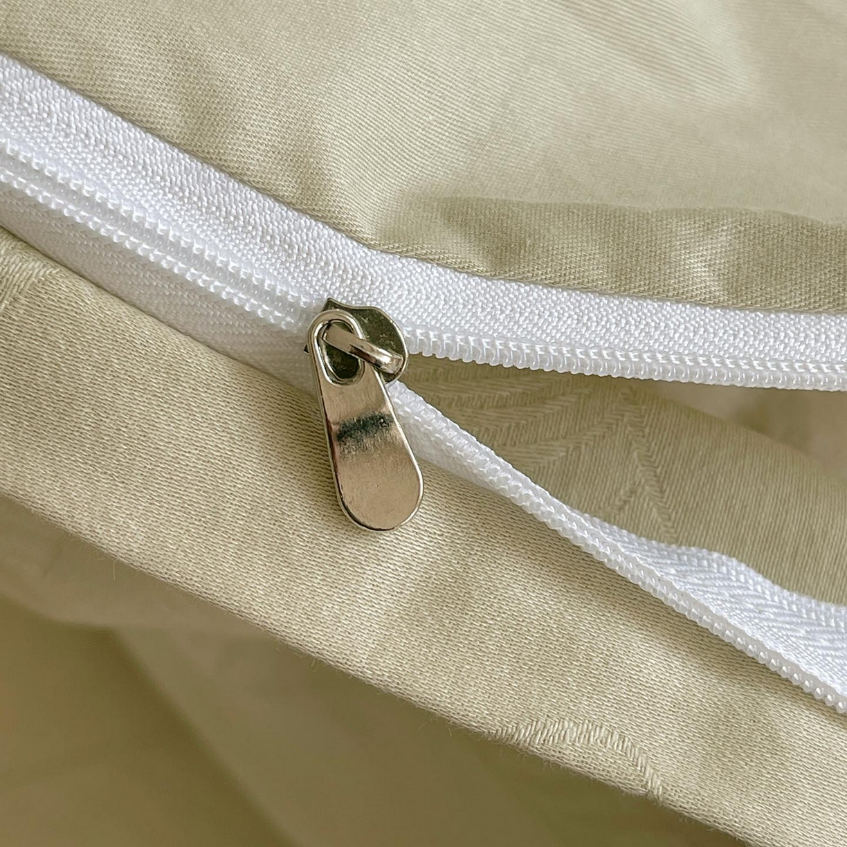 91家纺网 家纺一手货源 找家纺 帅露家纺 2026新款A类全棉纯棉亮面浮雕提花四件套 焦野-奶绿