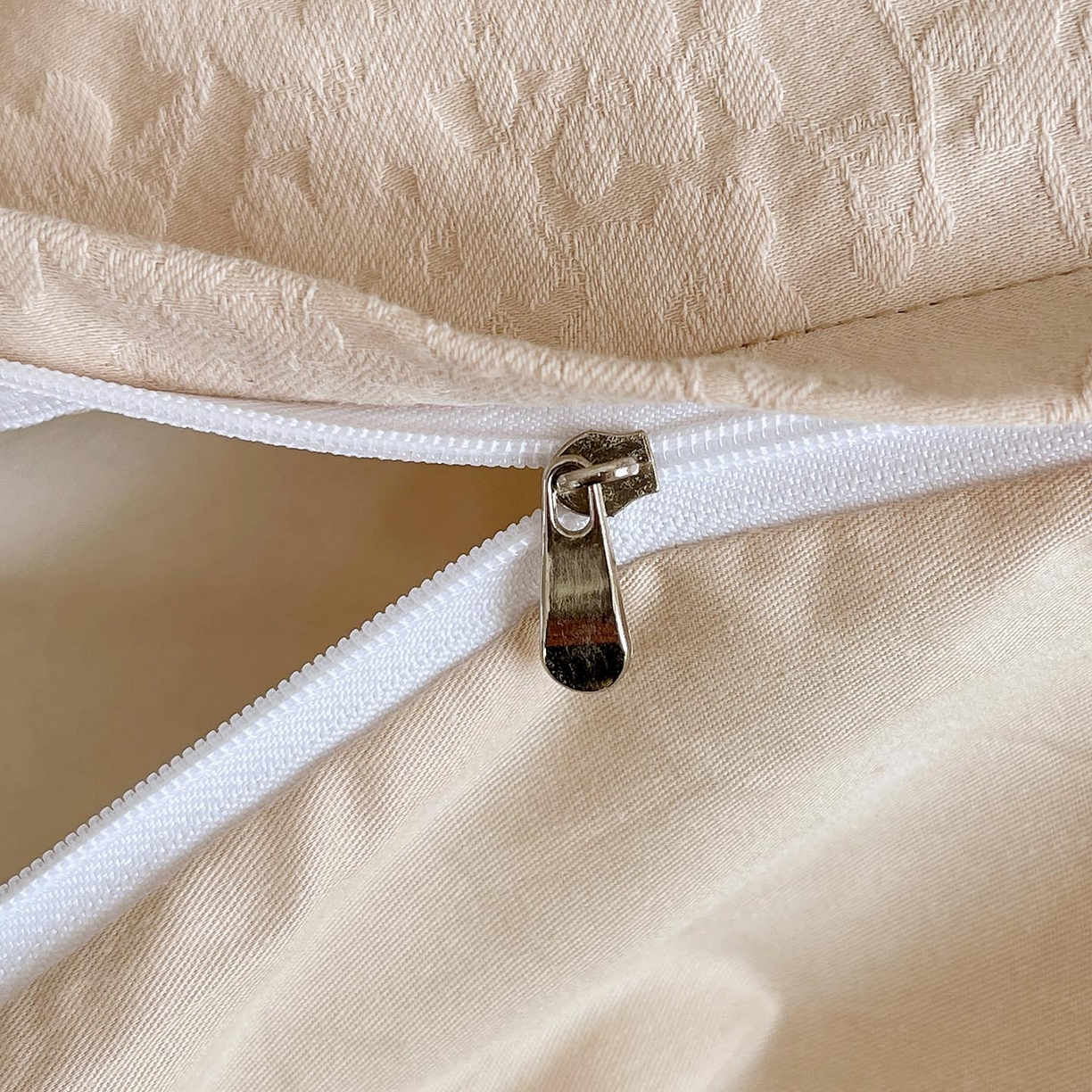 91家纺网 家纺一手货源 找家纺 帅露家纺 2026新款A类全棉纯棉亮面浮雕提花四件套 梦幻花园-米杏