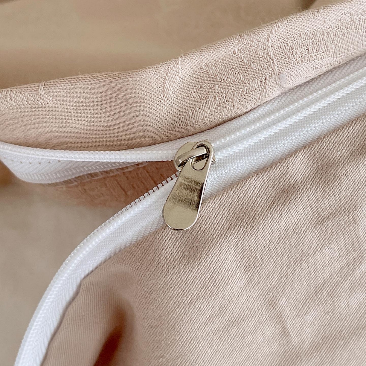 91家纺网 家纺一手货源 找家纺 帅露家纺 2026新款A类全棉纯棉亮面浮雕提花四件套 欧陆庭园-金属灰