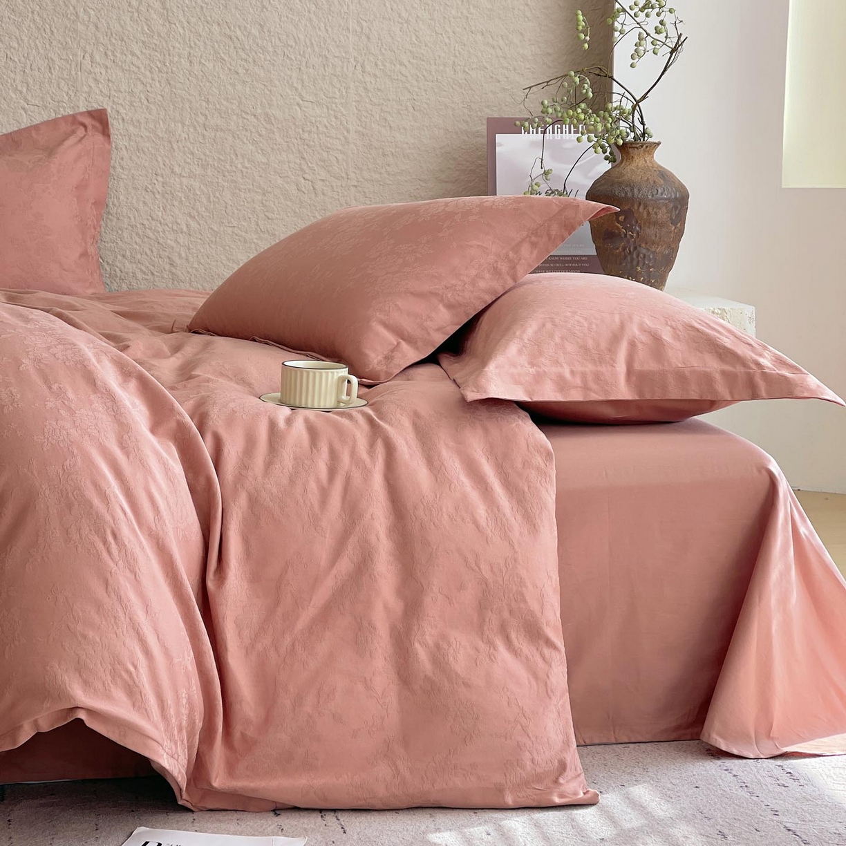 91家纺网 家纺一手货源 找家纺 帅露家纺 2026新款A类全棉纯棉亮面浮雕提花四件套 山野慕色-深豆沙