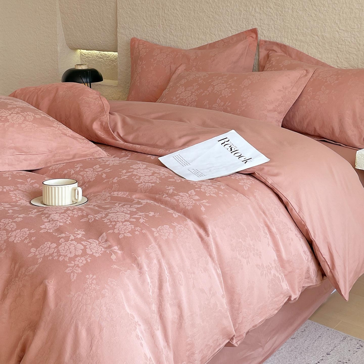 91家纺网 家纺一手货源 找家纺 帅露家纺 2026新款A类全棉纯棉亮面浮雕提花四件套 山野慕色-深豆沙