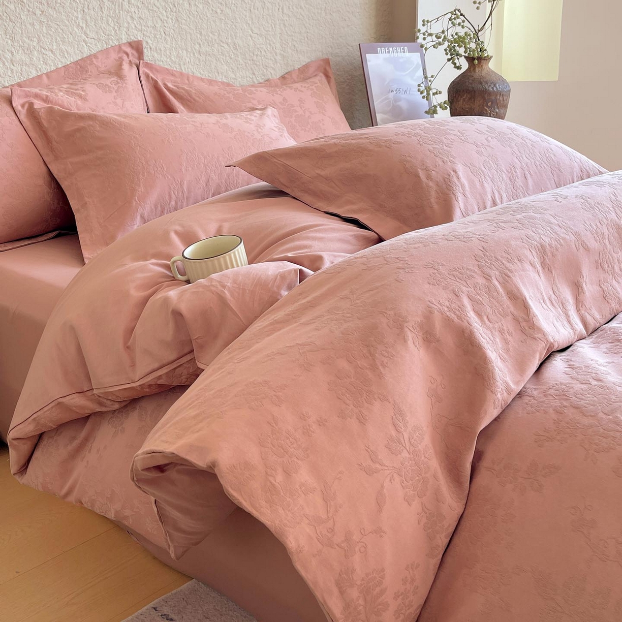 91家纺网 家纺一手货源 找家纺 帅露家纺 2026新款A类全棉纯棉亮面浮雕提花四件套 山野慕色-深豆沙