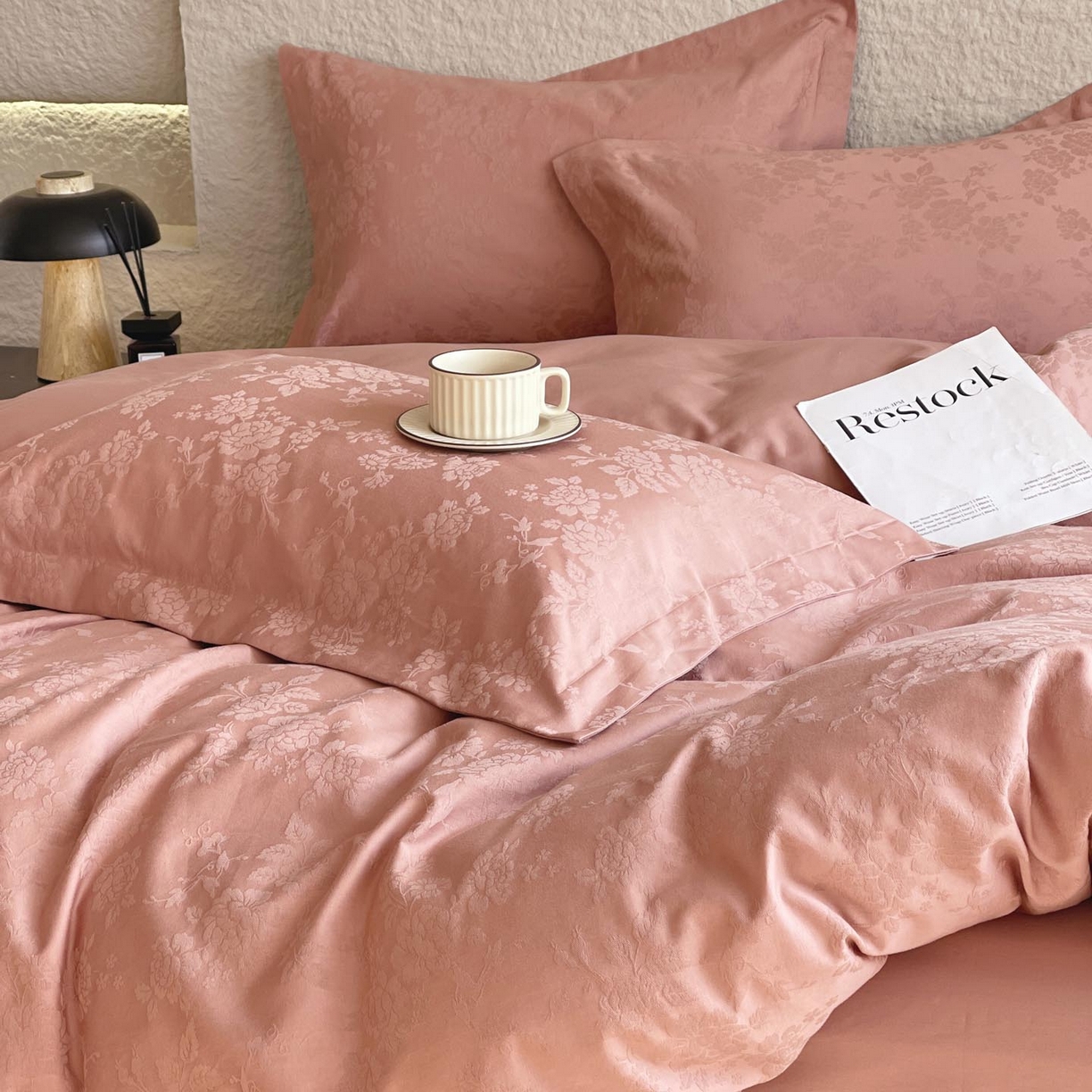 91家纺网 家纺一手货源 找家纺 帅露家纺 2026新款A类全棉纯棉亮面浮雕提花四件套 山野慕色-深豆沙