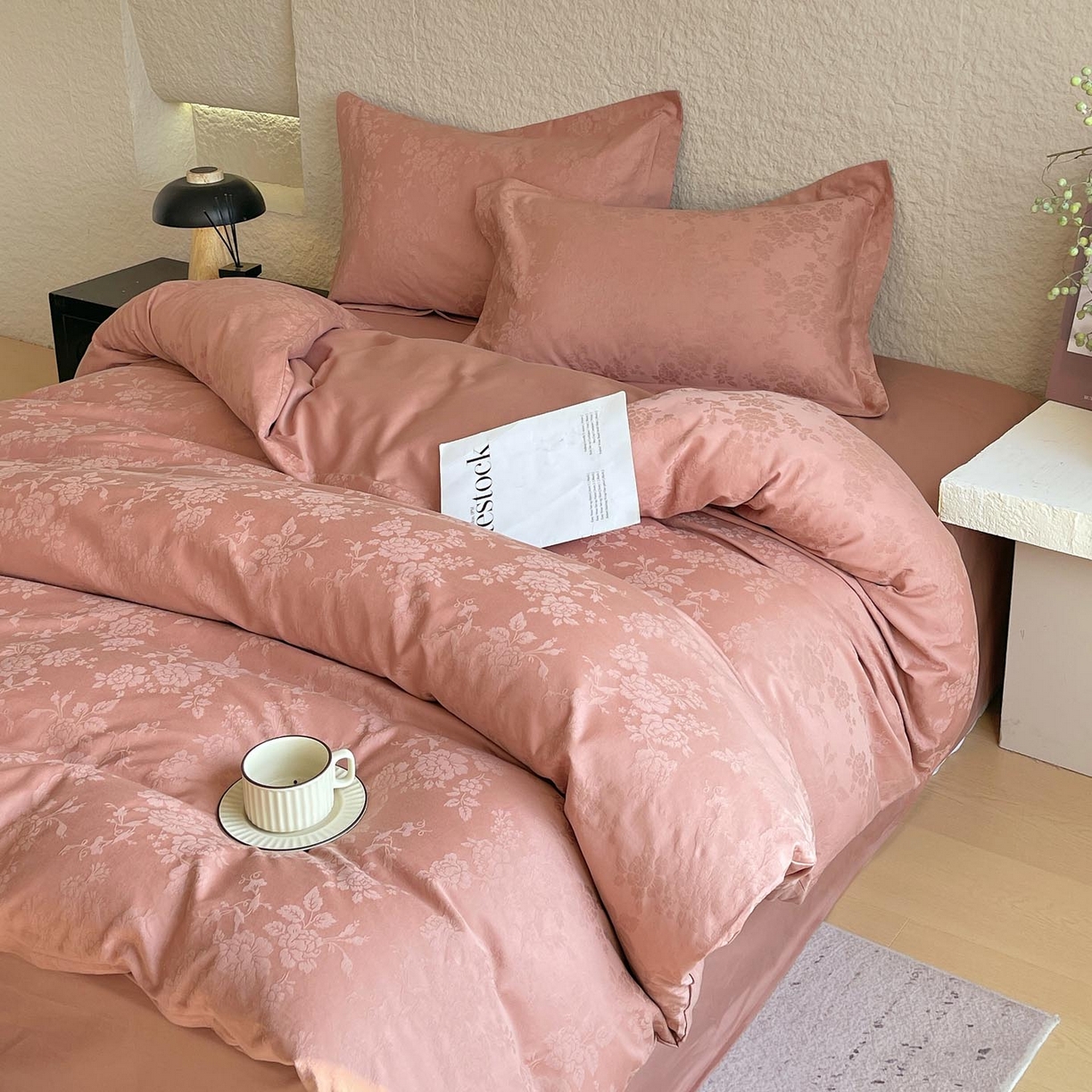 91家纺网 家纺一手货源 找家纺 帅露家纺 2026新款A类全棉纯棉亮面浮雕提花四件套 山野慕色-深豆沙