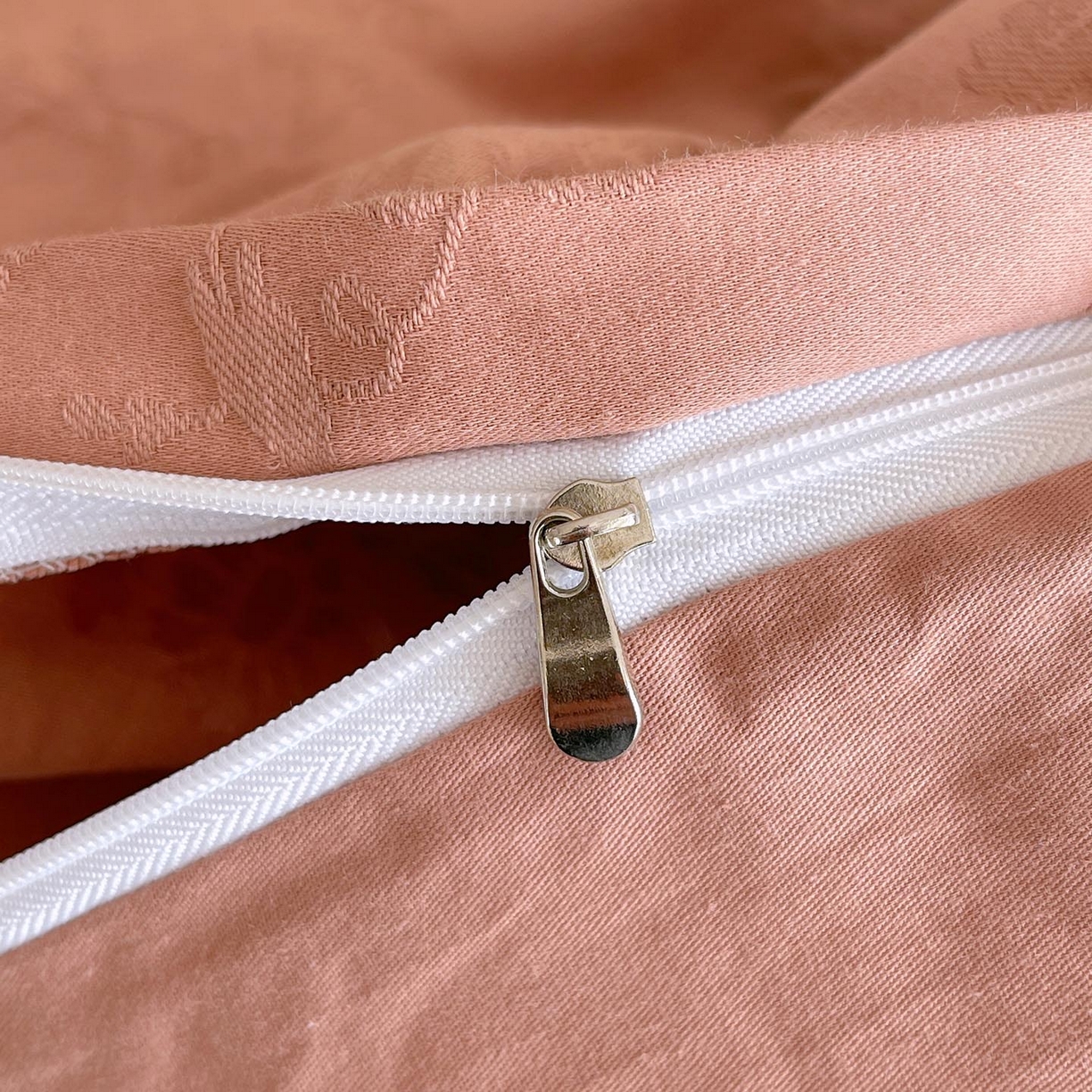 91家纺网 家纺一手货源 找家纺 帅露家纺 2026新款A类全棉纯棉亮面浮雕提花四件套 山野慕色-深豆沙