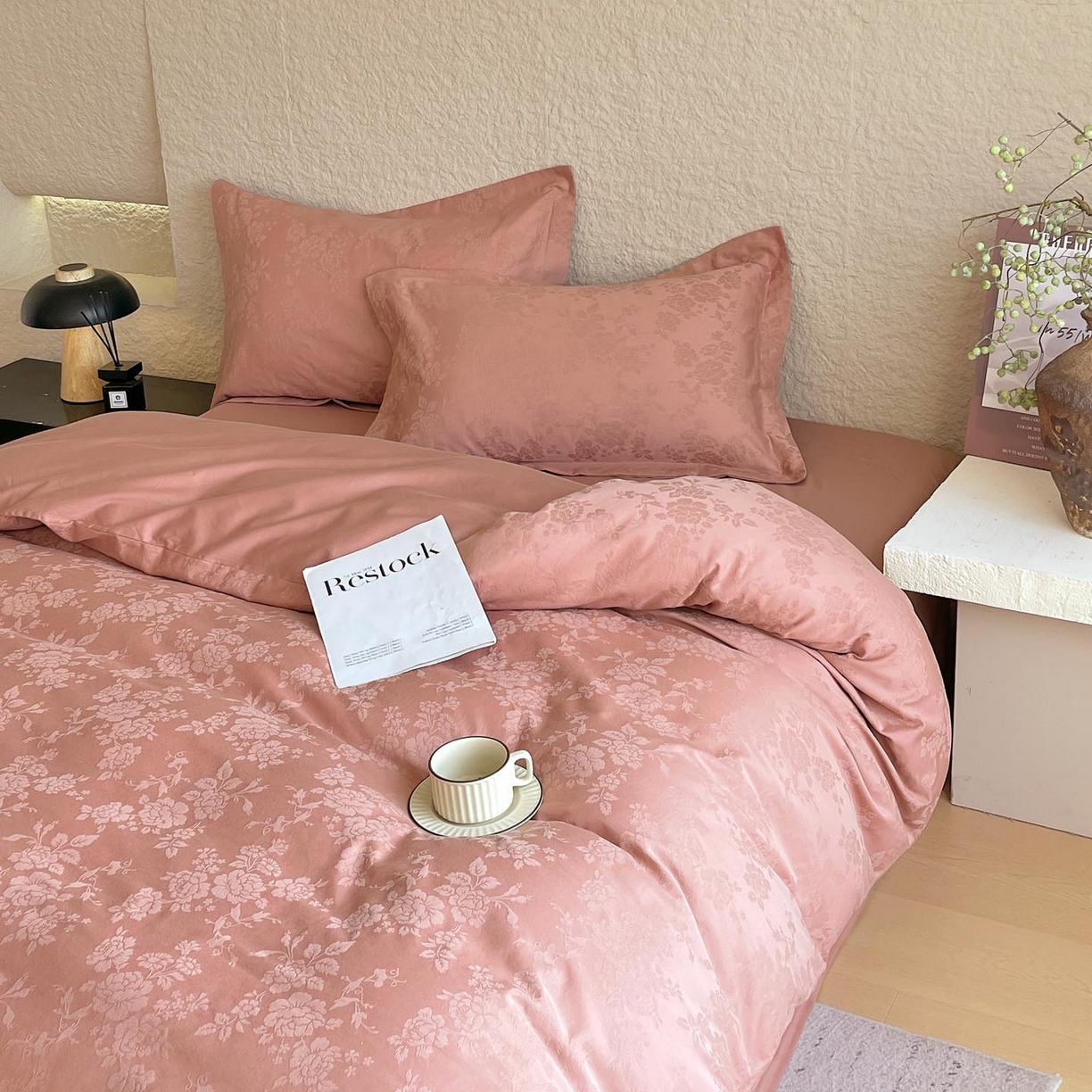 91家纺网 家纺一手货源 找家纺 帅露家纺 2026新款A类全棉纯棉亮面浮雕提花四件套 山野慕色-深豆沙