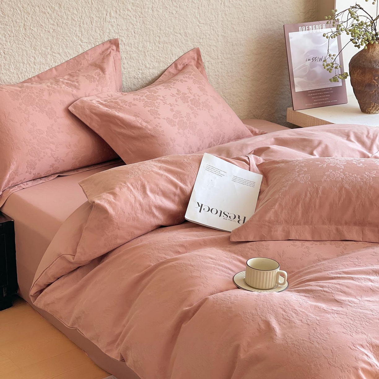 91家纺网 家纺一手货源 找家纺 帅露家纺 2026新款A类全棉纯棉亮面浮雕提花四件套 山野慕色-深豆沙