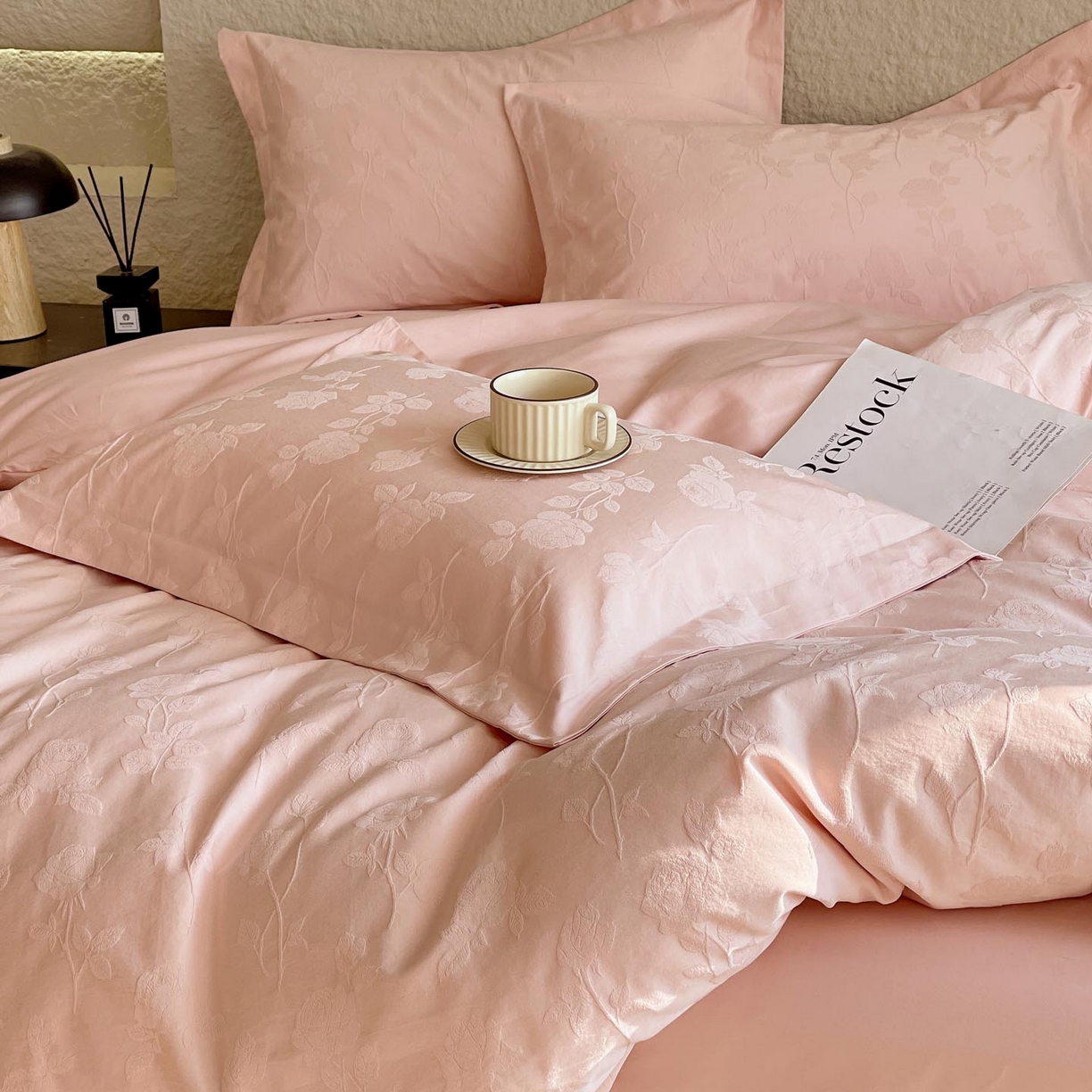 91家纺网 家纺一手货源 找家纺 帅露家纺 2026新款A类全棉纯棉亮面浮雕提花四件套 岁月留声-唯美粉