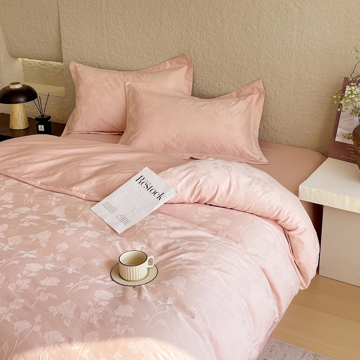 91家纺网 家纺一手货源 找家纺 帅露家纺 2026新款A类全棉纯棉亮面浮雕提花四件套 岁月留声-唯美粉