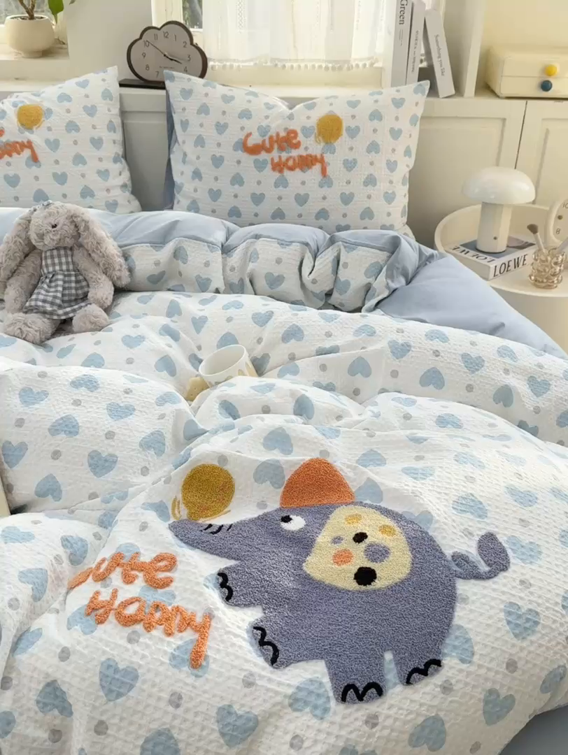 91家纺网 家纺一手货源 找家纺 帅露家纺 2026新款全棉纯棉华夫格毛巾绣四件套 爱心肥仔