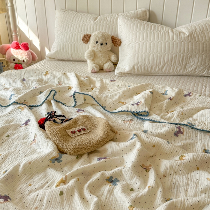 91家纺网 家纺一手货源 找家纺 十里居 2026新款A类母婴级全棉皱皱双层纱多功能盖毯 皱皱纱-波点小马